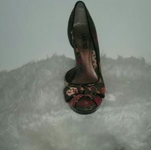 Shoes/UNLISTED sz 8 heels 4"